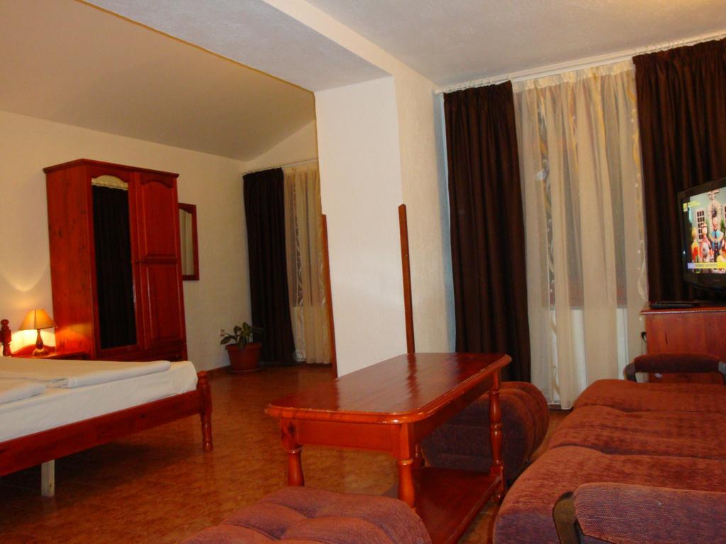 Family Hotel Diana Lyaskovo  Экстерьер фото